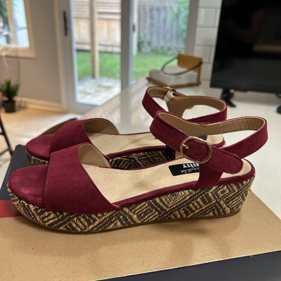 Burgundy Low Wedge Sandals – EU 38 - Picture 7 of 10